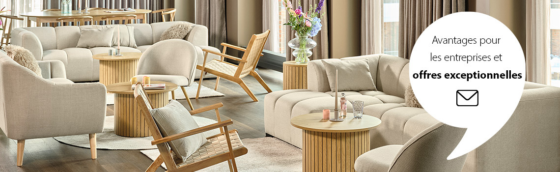 Hall / espace lounge avec canapé ALLESE, fauteuil THORUP et fauteuil VADEHAVET