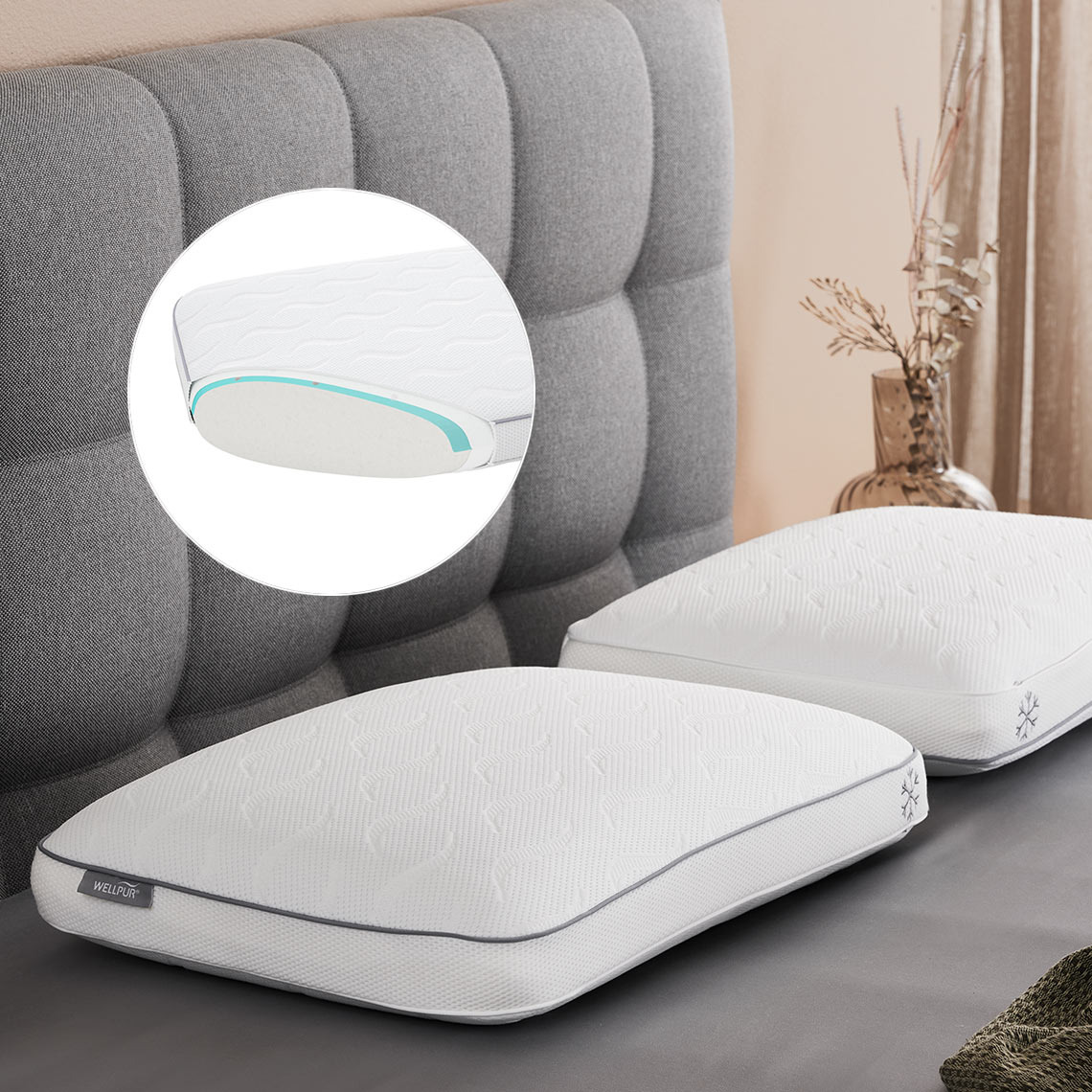 Das Memory-Foam-Kissen VARDO verfügt über einen Bezug, der auf einer Seite kühlende Eigenschaften hat. Zwei Memoryschaum-Kissen mit kühlenden Eigenschaften auf einem Bett