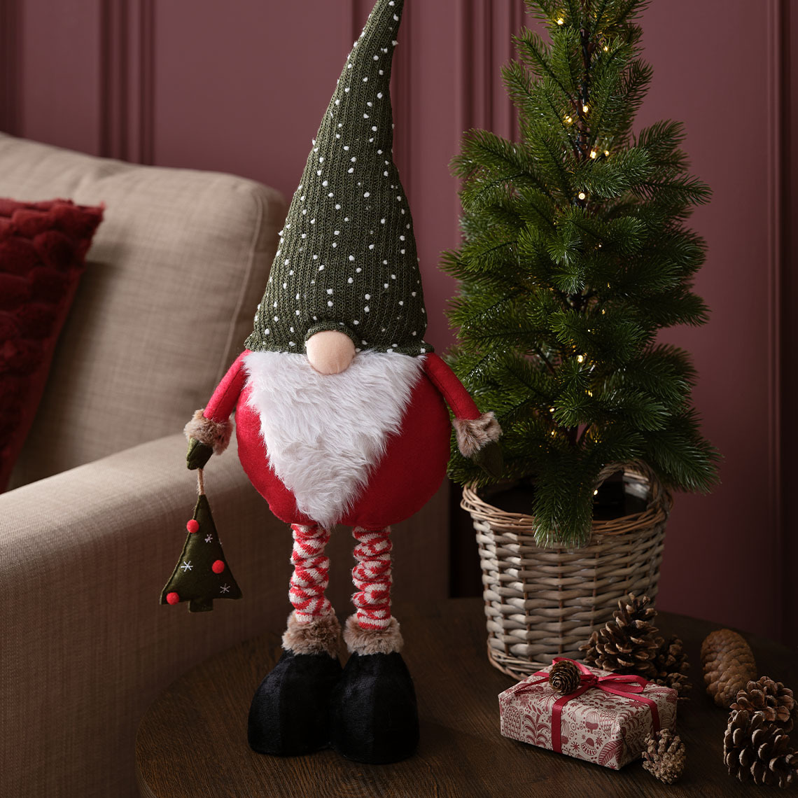 Elfo natalizio scandinavo con naso a bottone, barba lunga bianca e cappello grigio