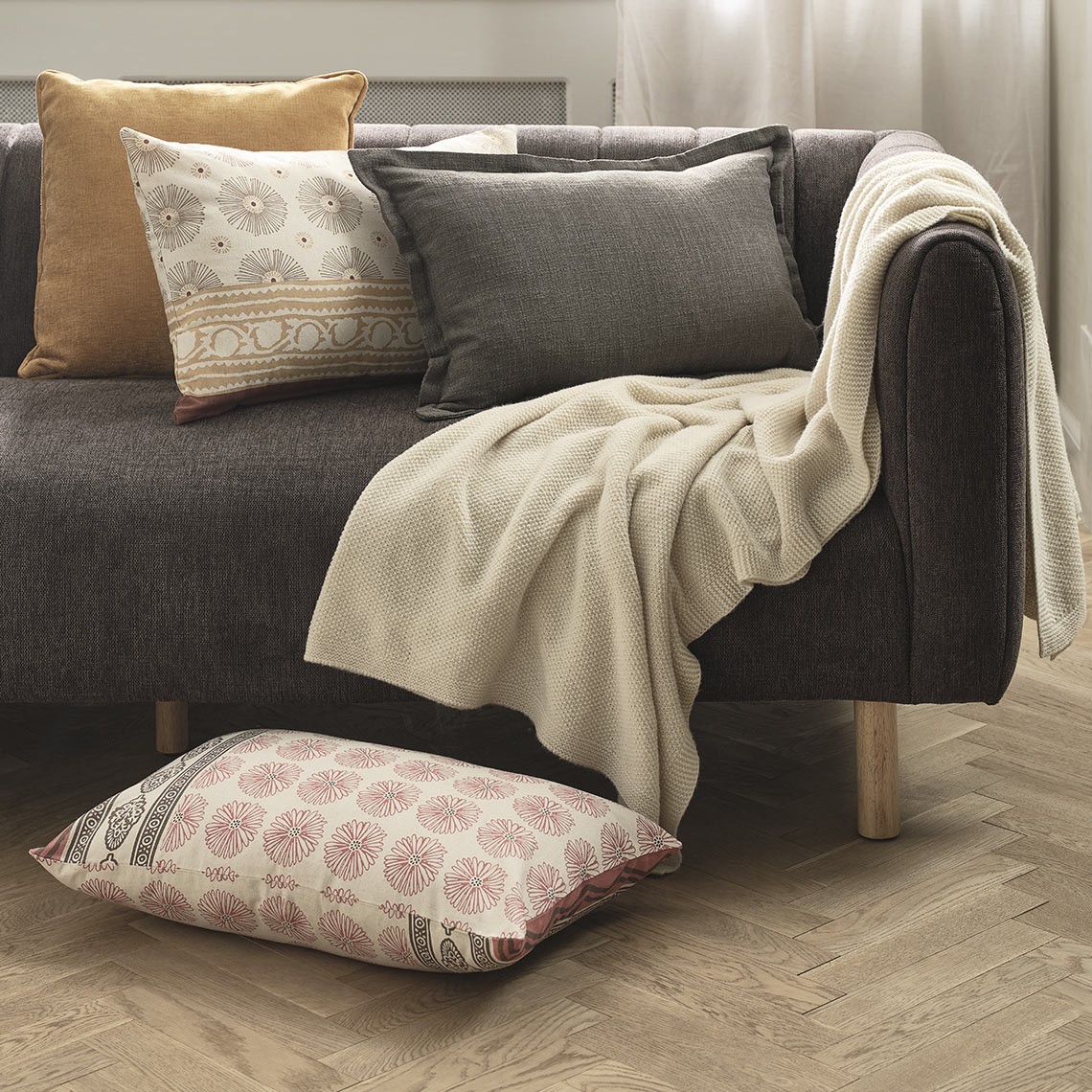 KATTEFOT gemusterte Kissen und HUMLE Decke Kissen und Decke auf einem Sofa