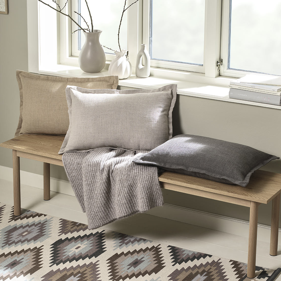 Kissenhüllen NATTVIOL sind in Braun, Beige und Latte erhältlich Bank mit Kissen in verschiedenen Farben