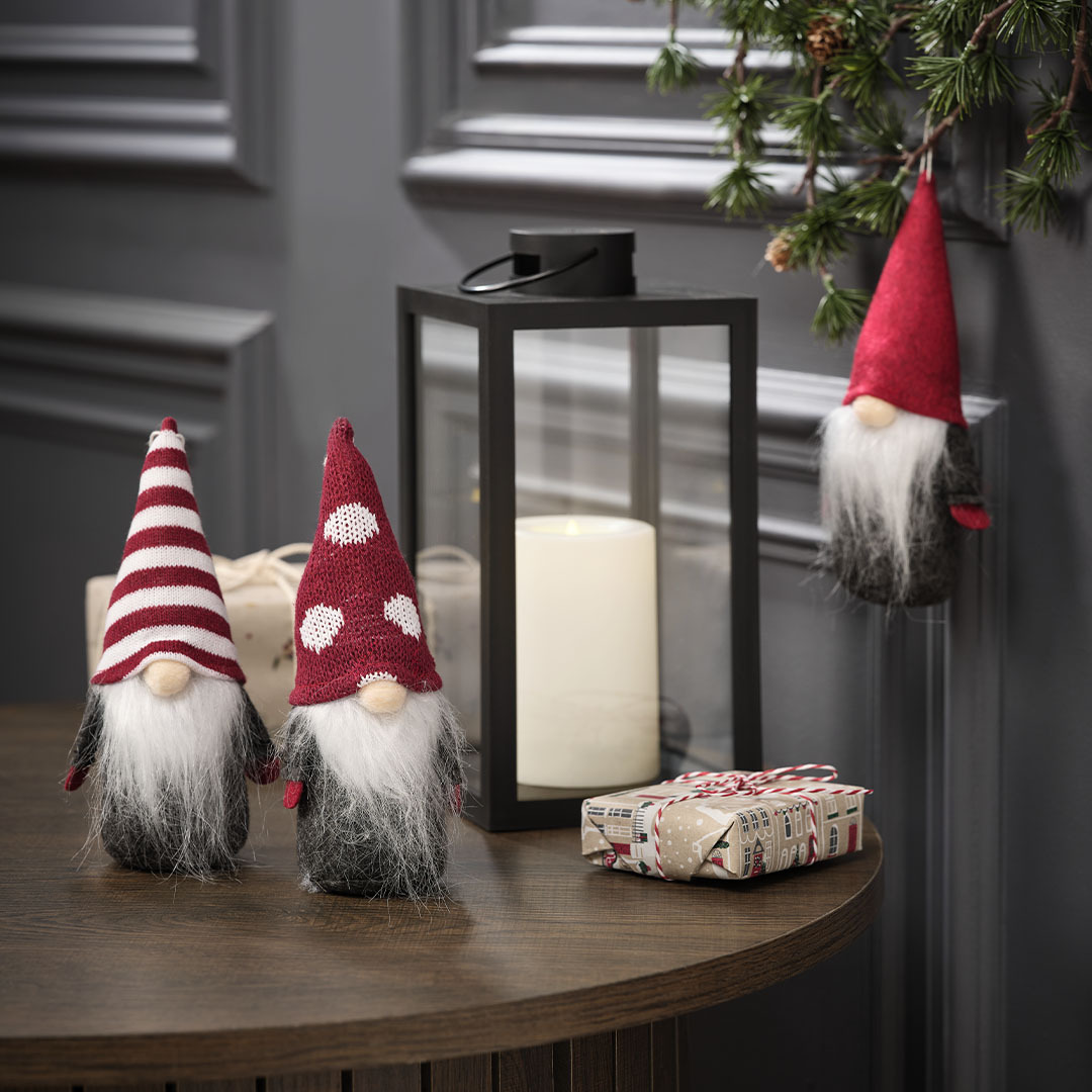 Petits lutins de Noël avec différents motifs de chapeaux