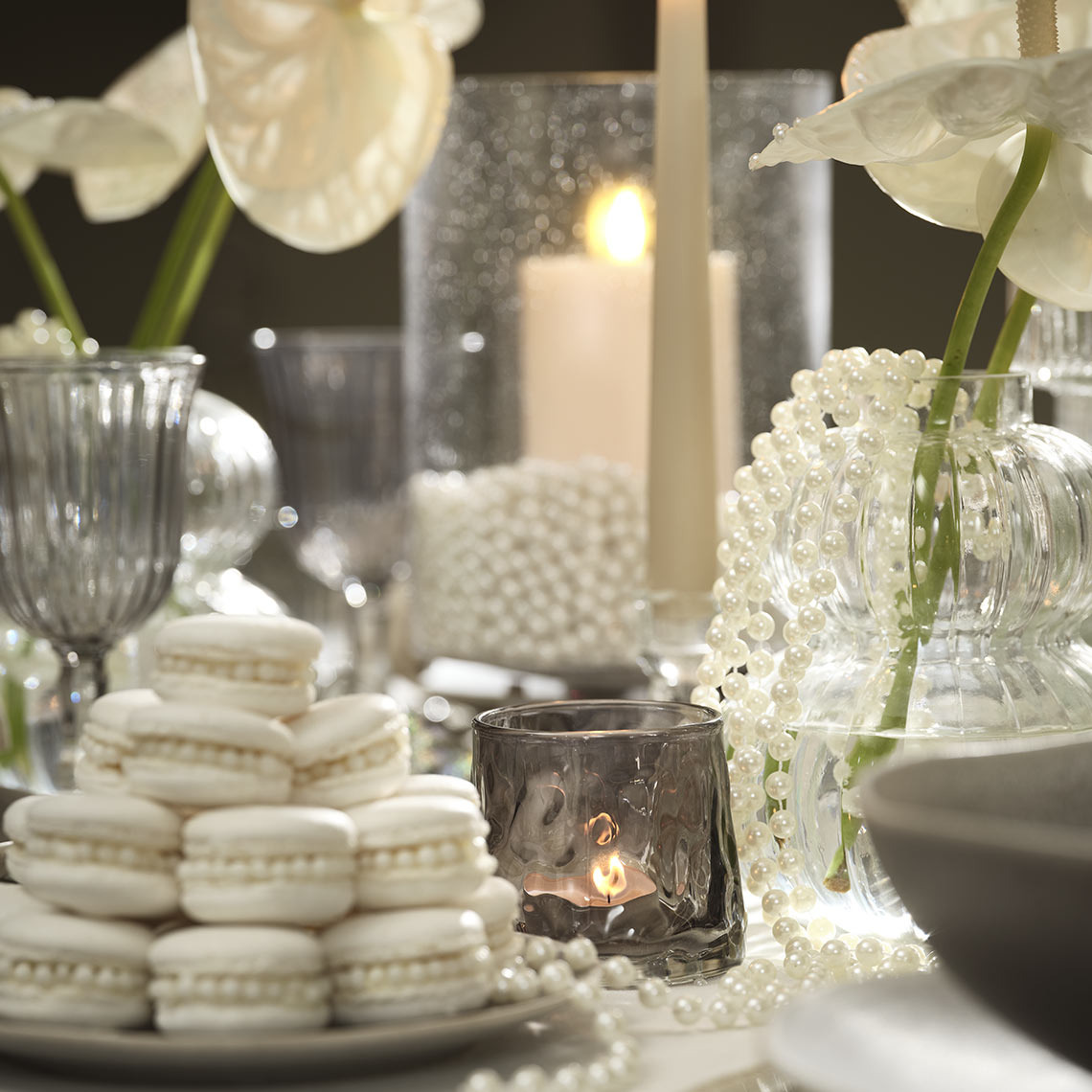 Macarons et perles sur une table de fête