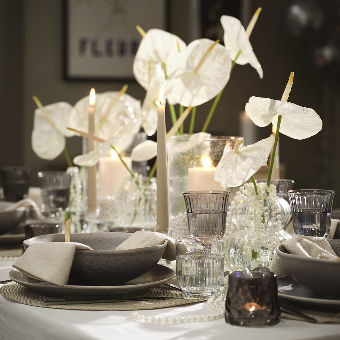 Portacandele GUDMAN e ciotole e piatti ELIAS Tavola apparecchiata con ciotole, piatti, bicchieri e portacandele