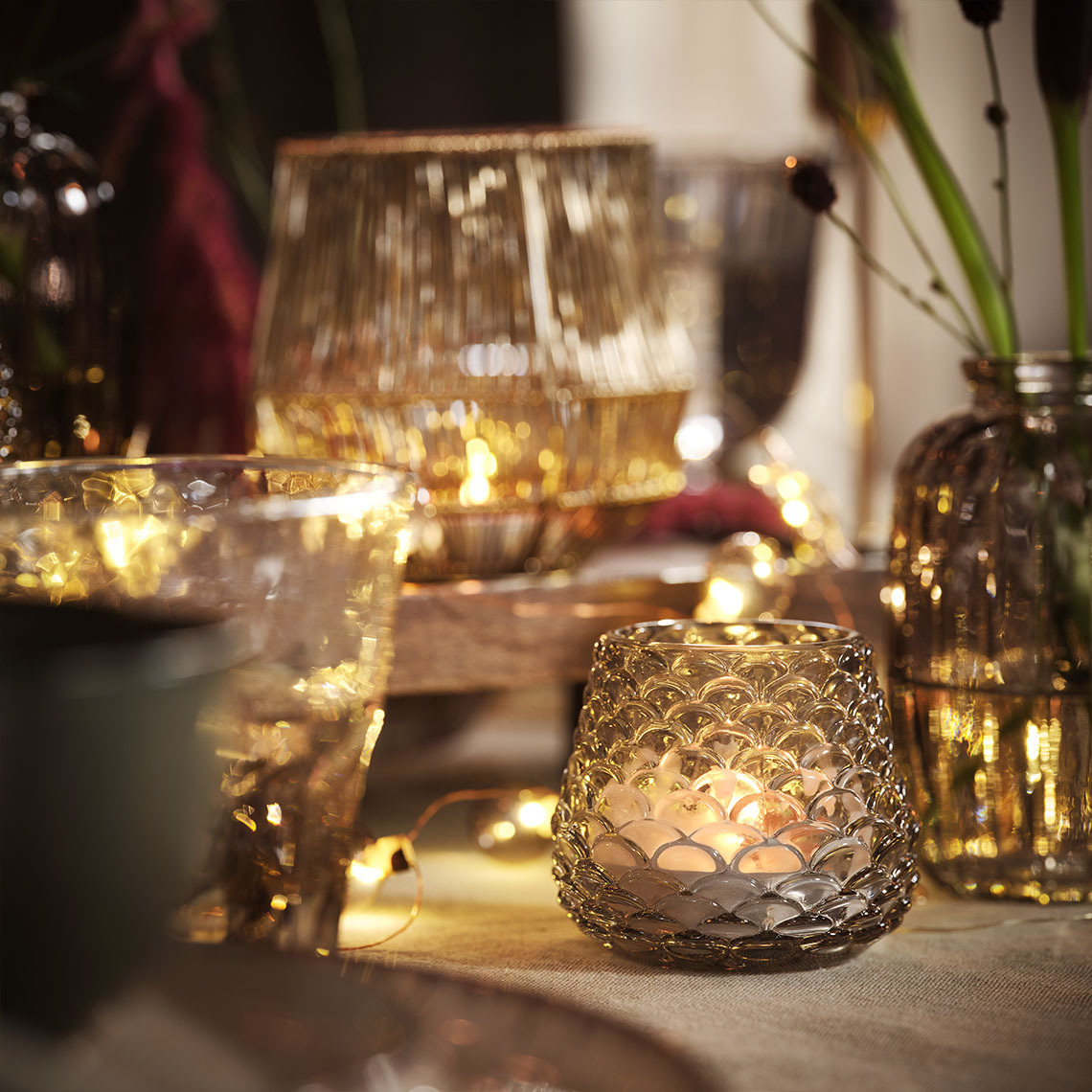 Portacandele BIFROST Tavolo da pranzo illuminato da candele e lumini in portacandele, completato da luci a stringa