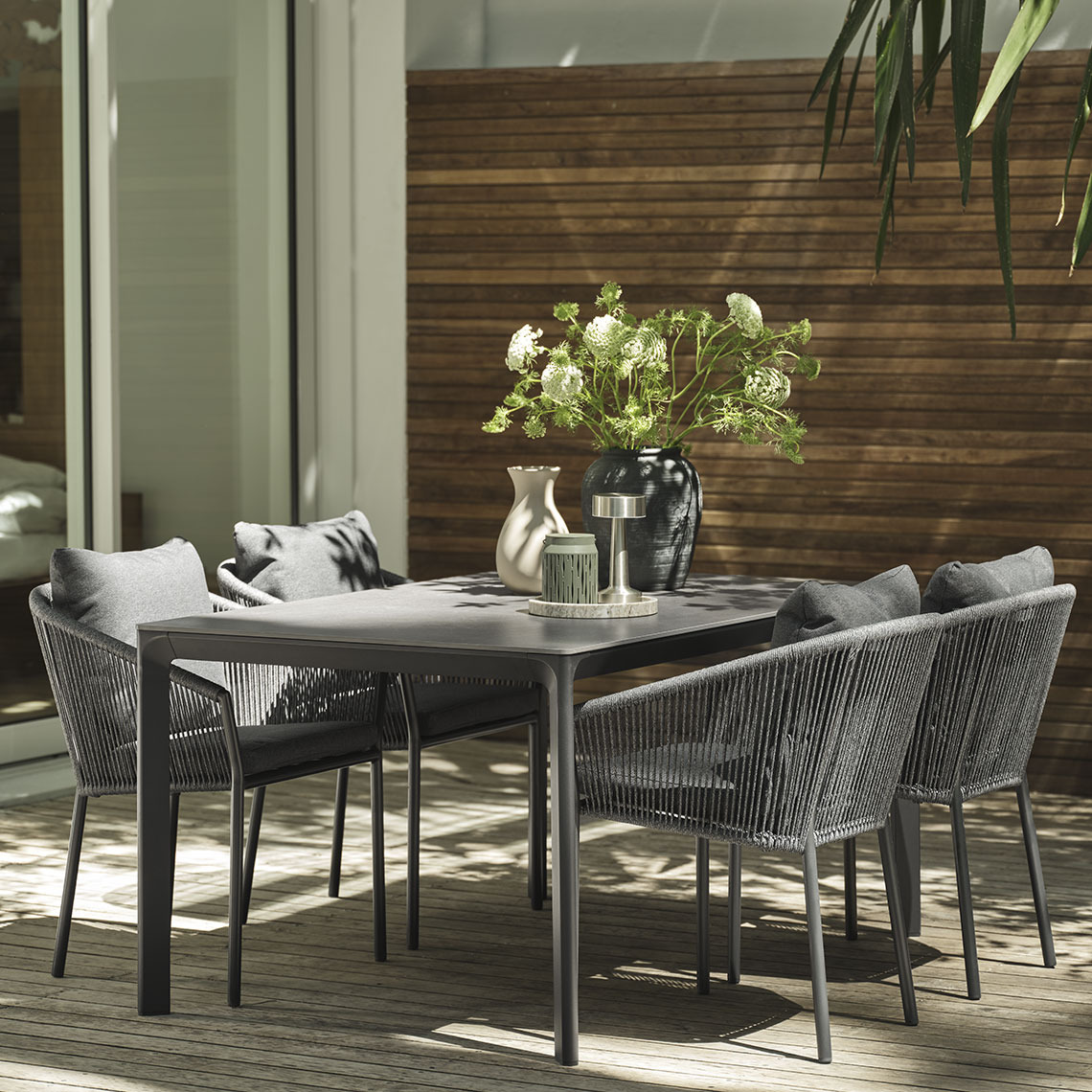 Table de jardin et chaises d'extérieur