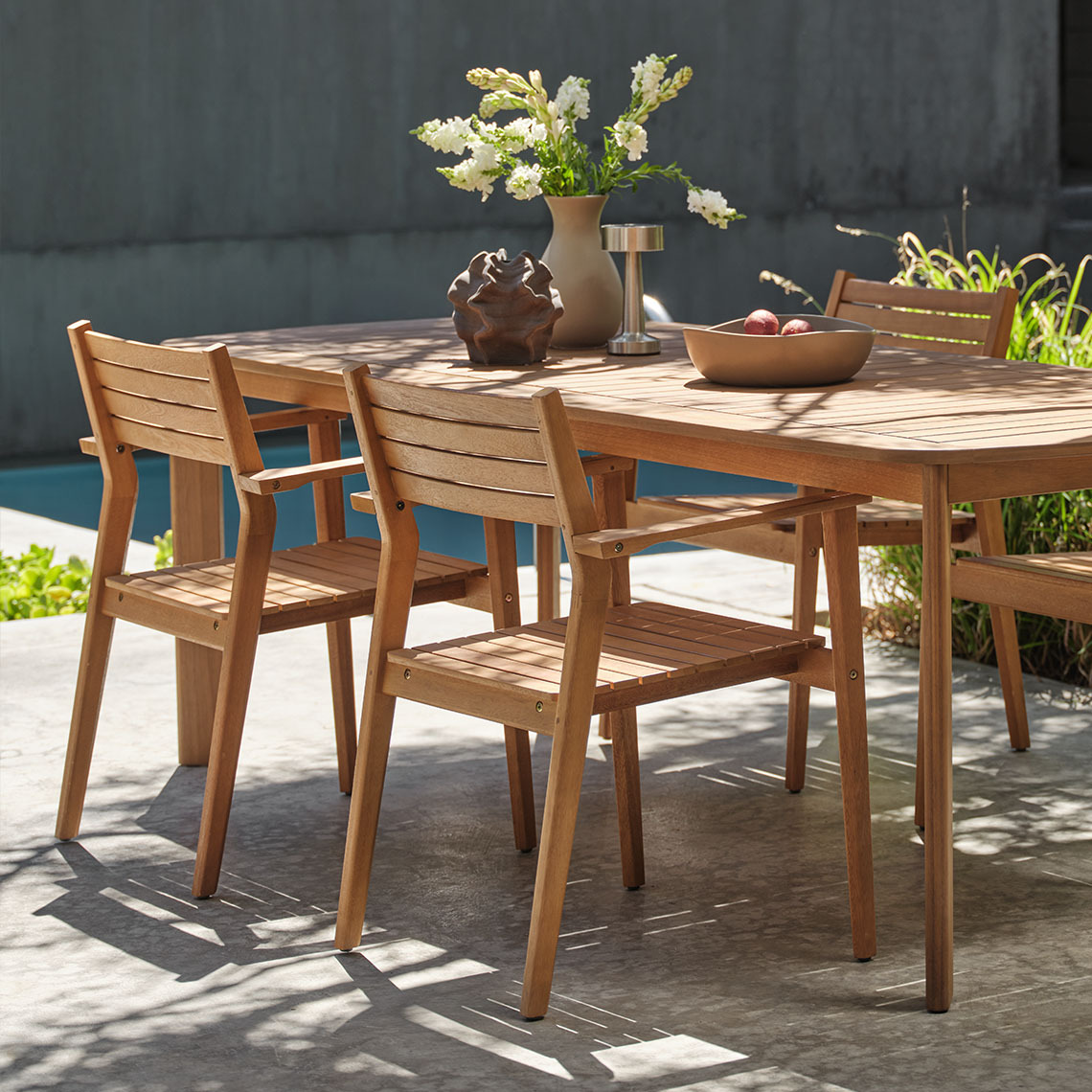Table de jardin UVDAL et chaises de jardin empilables HAMRA en bois dur d’eucalyptus massif FSC® Table de jardin et chaises de jardin empilables en bois dur d’eucalyptus massif FSC®