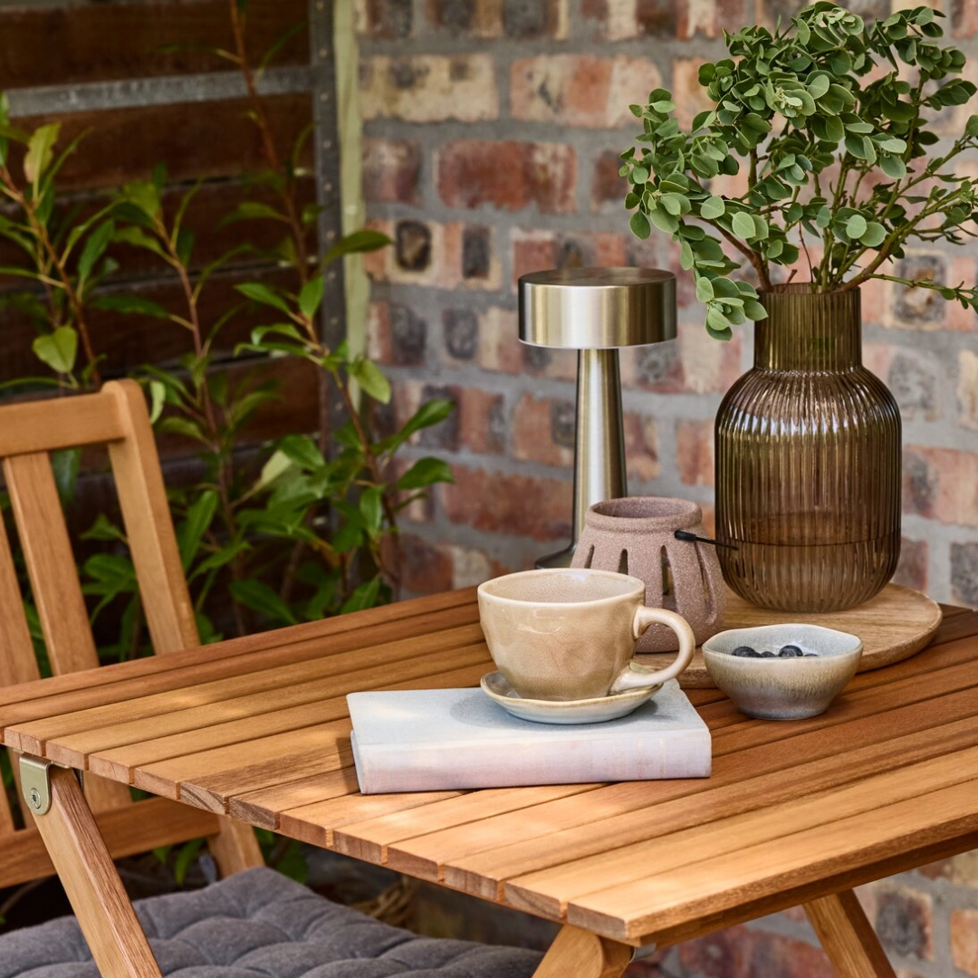 Table-Setting  mit DETMER Tasse, YNGVAR Vase und MUSVIT Lampe
