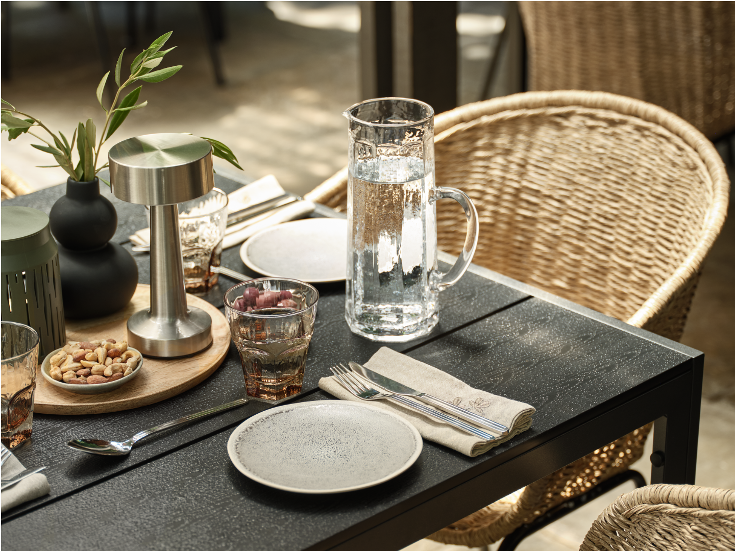 Table-Setting mit ELIAS Teller, GUNVALD Glas und JIMMI Kanne