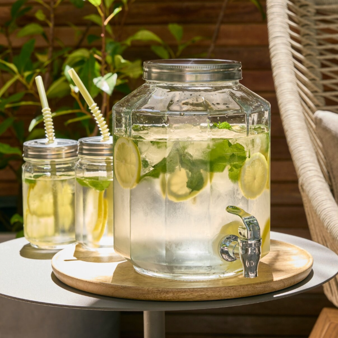 GLASS Wasserglas und VANN Getränkespender