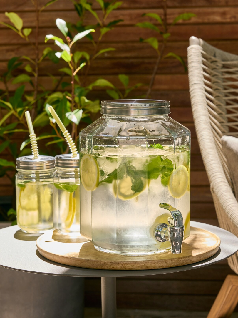 GLASS Wasserglas und VANN Getränkespender