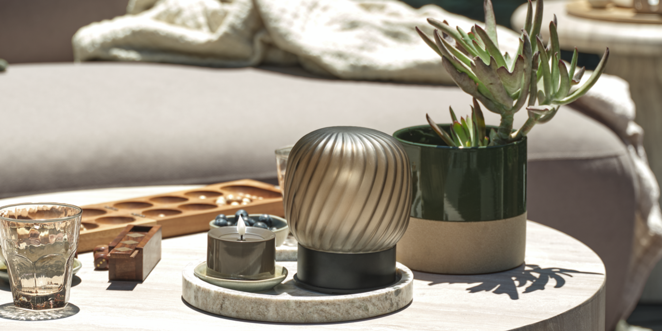 Lampe à piles MEJSE, bac à fleurs KRAGE et autres décorations