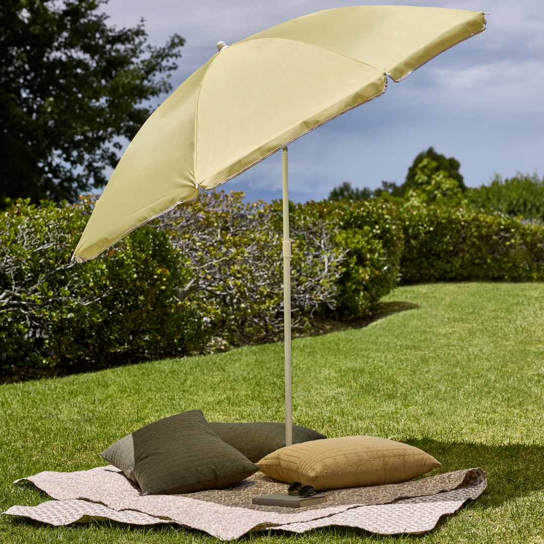 Sonnenschirm JERLEV mit einer Decke und Kissen