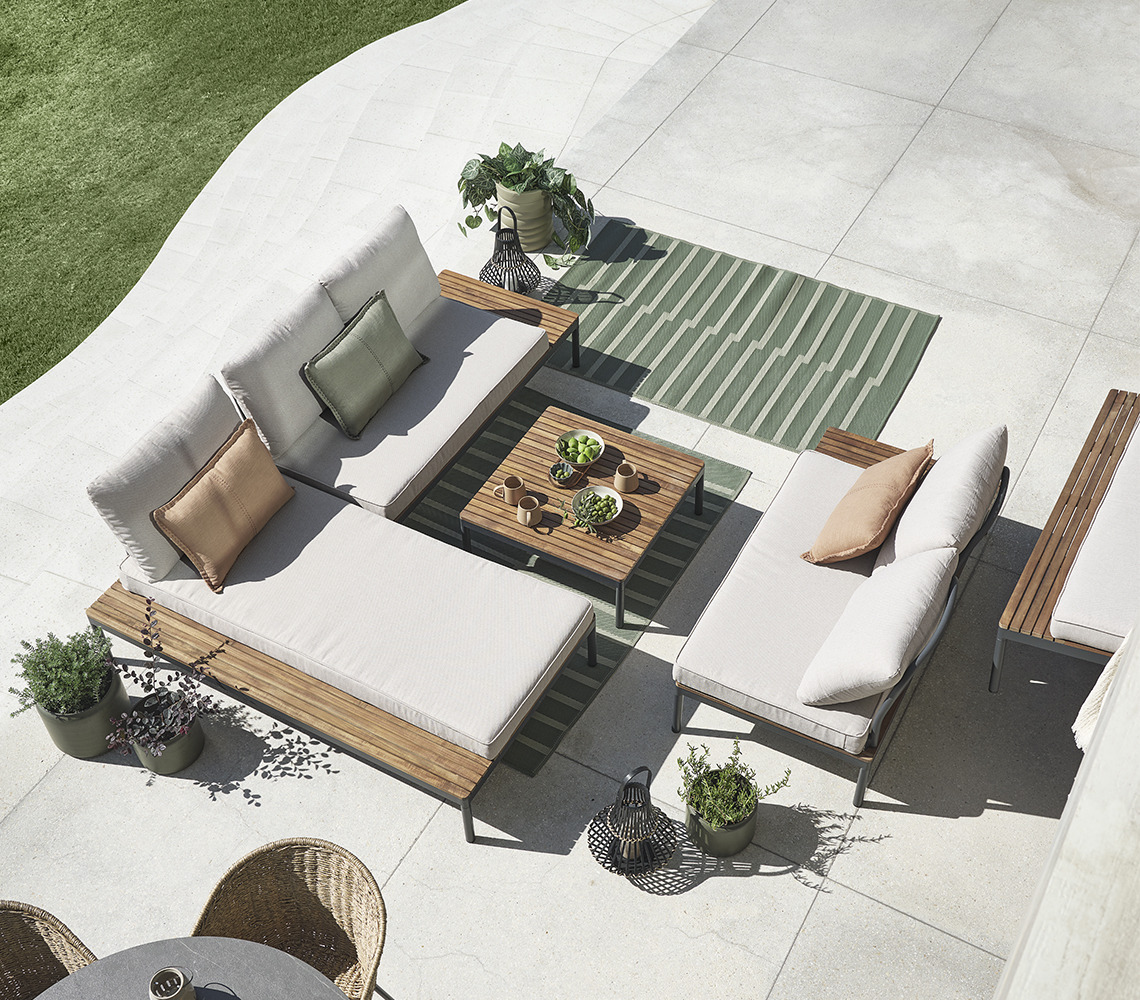 Ensemble lounge modulable HOU configuré en canapé d'angle avec méridienne Canapé d'angle modulable et table lounge