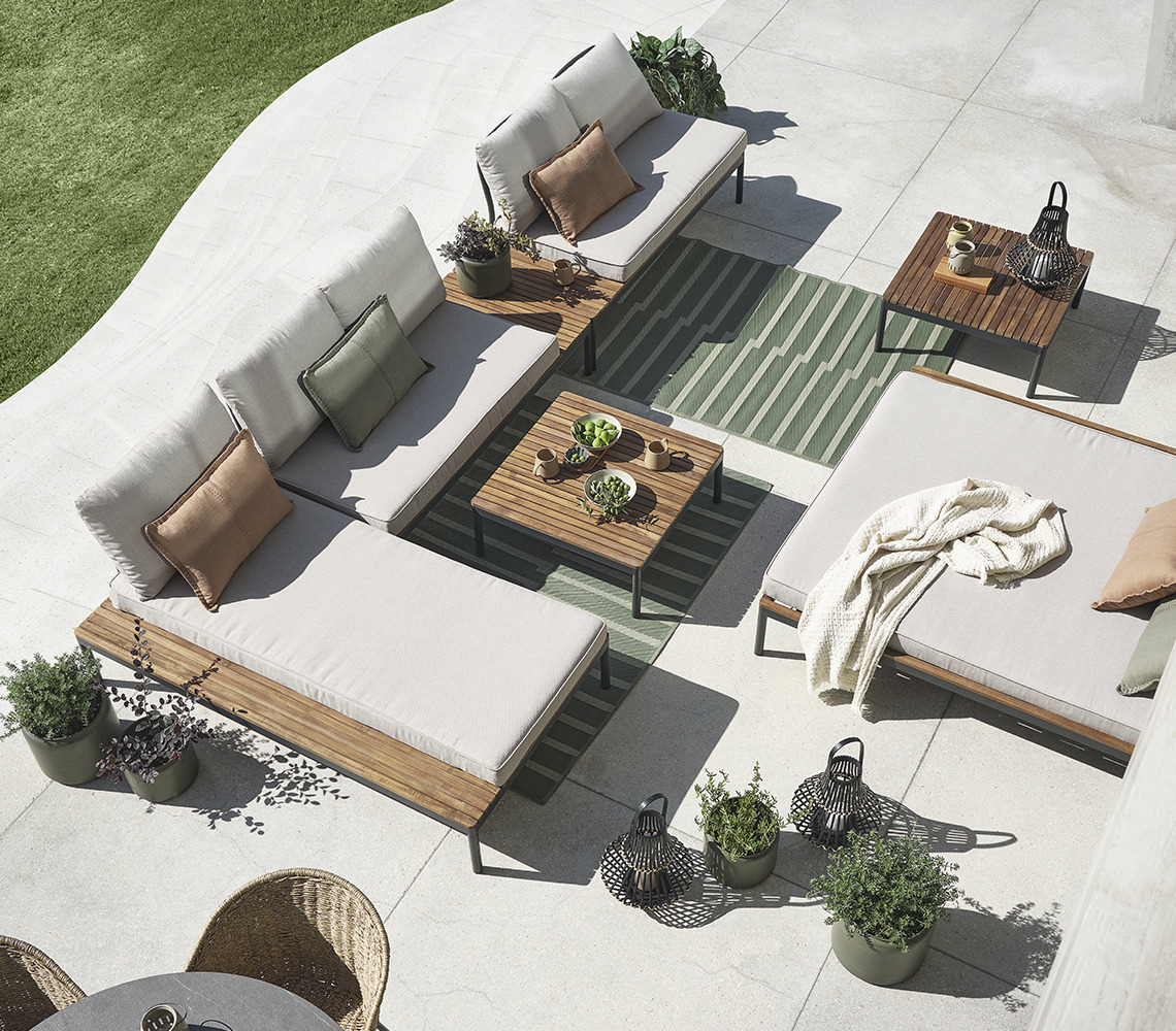 Ensemble lounge modulable HOU configuré en grand canapé avec méridienne Deux canapés modulables, et deux méridiennes avec tables lounge