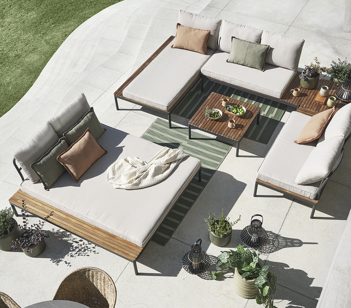 L'ensemble modulable HOU a des combinaisons à l'infini Canapés modulables disposés en grand ensemble avec une table lounge