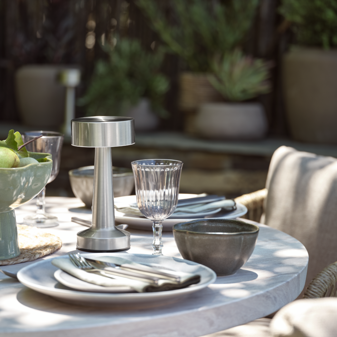 Table-Setting mit MUSVIT Tischlampe, ELIAS Teller und FRIDOLIN Weinglas