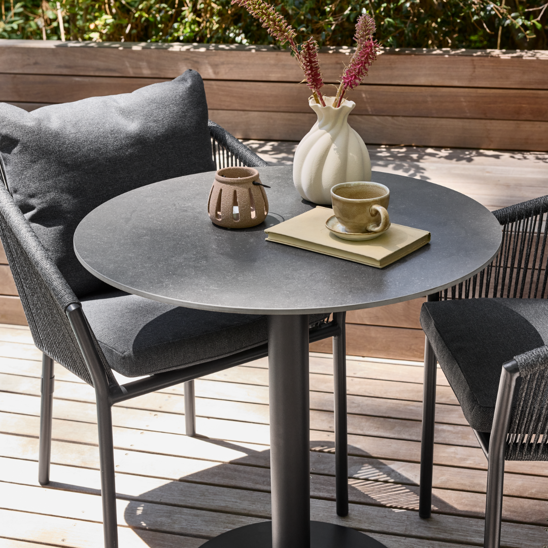VAMDRUP Bistro-Tisch und DETMER Kaffeetasse