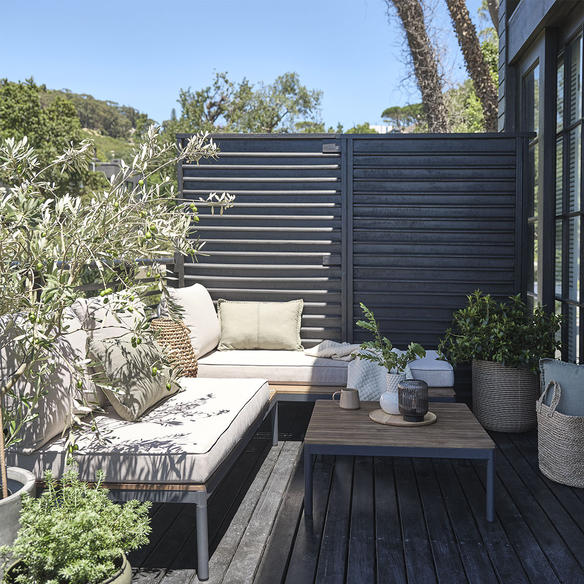 Ensemble lounge d'extérieur HOU Salon de jardin sur une petite terrasse avec des plantes et bacs à fleurs