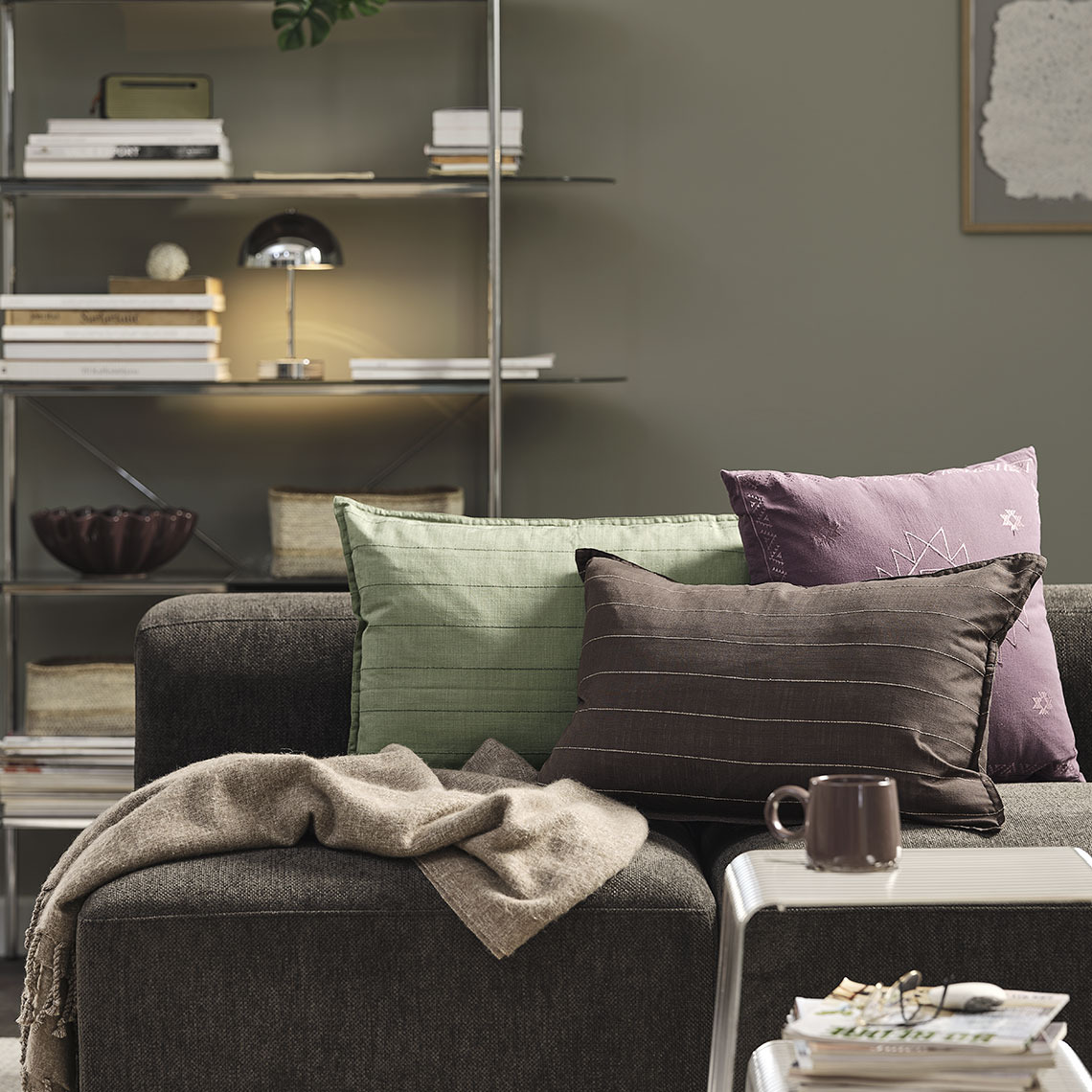 Divano con cuscini decorativi e coperta