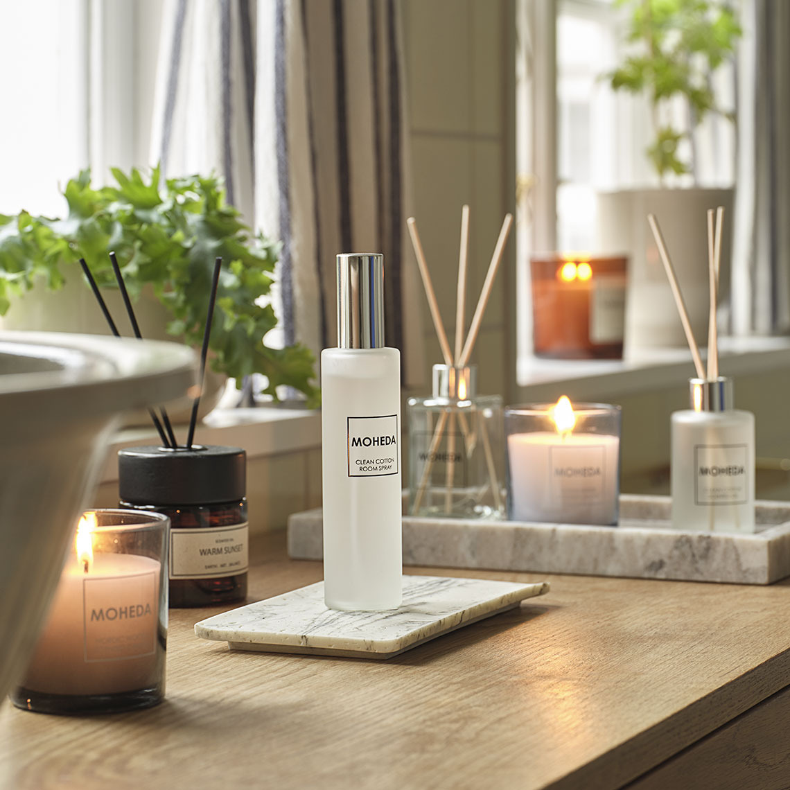 Cucina con candela profumata, spray per ambienti e diffusori di fragranze