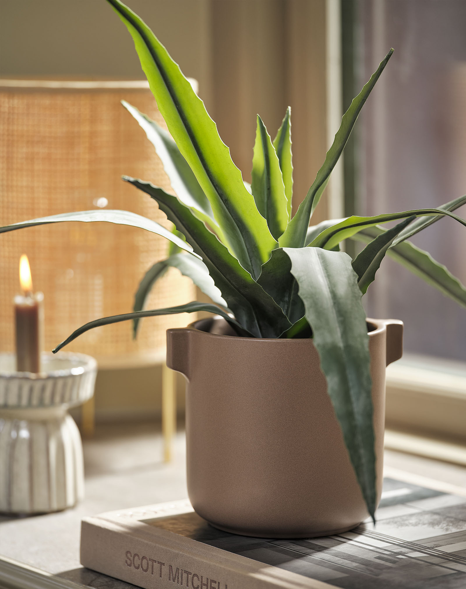 Künstliche Nachbildung einer dunkelgrünen Aloe-vera-Pflanze in einem Pflanzentopf