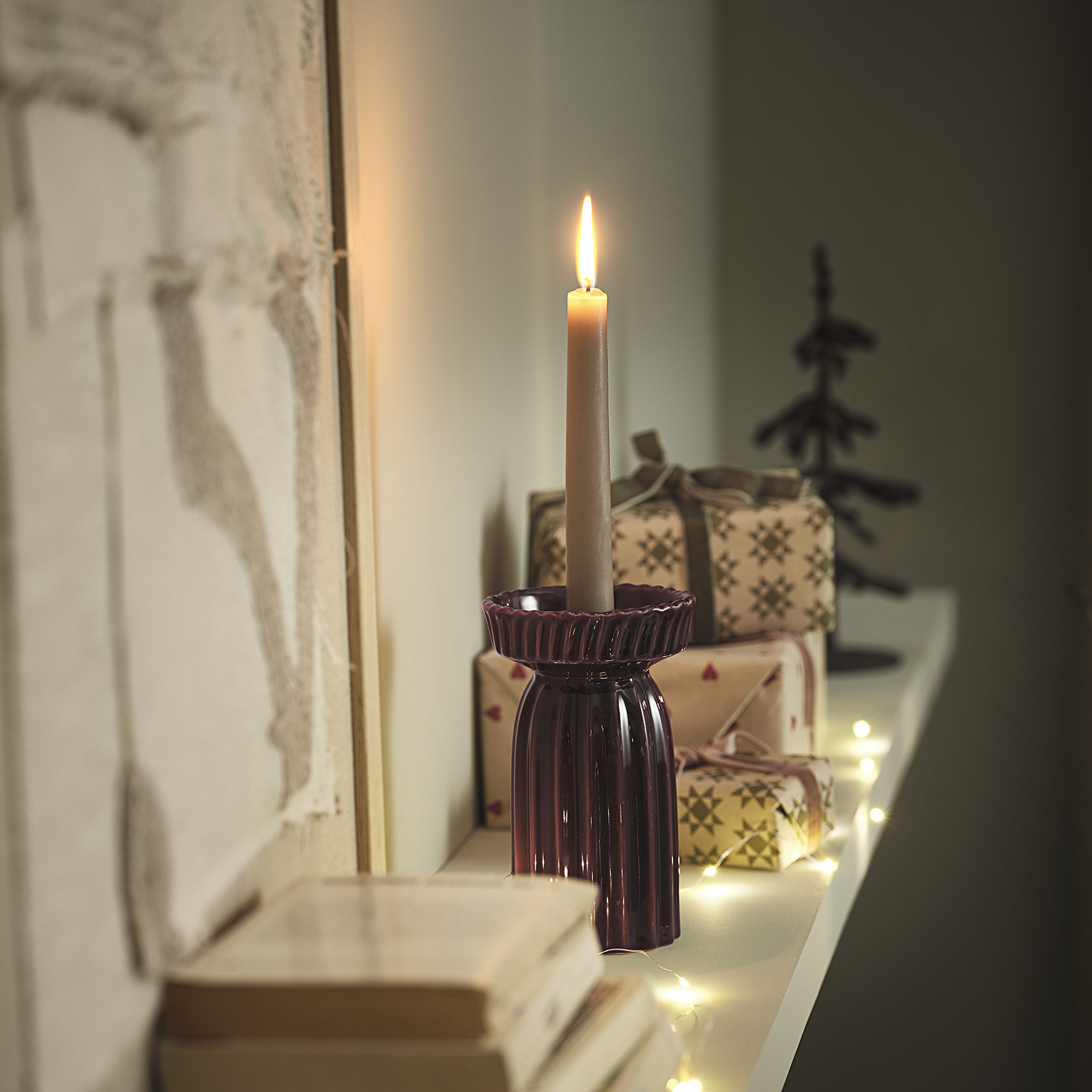 Bougeoir INGAR Bougeoir avec une bougie allumée sur une étagère décorée pour Noël