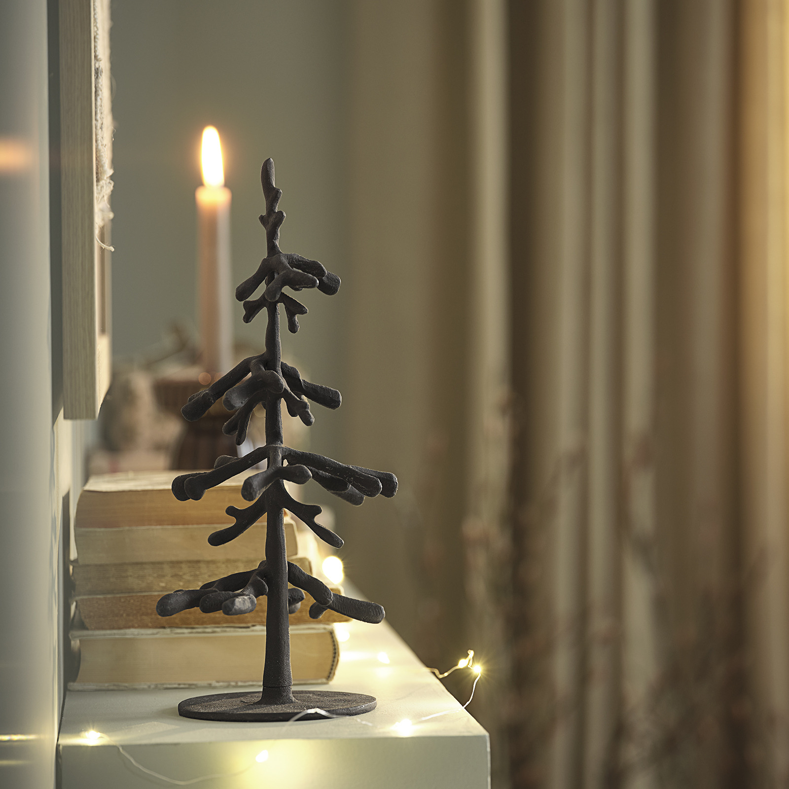 Sapin décoratif MUSIKK Sapin de Noël décoratif posé sur une étagère