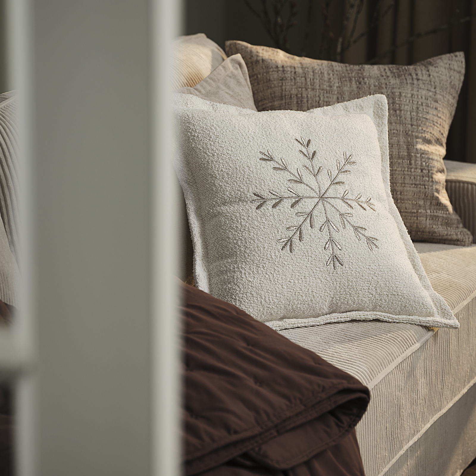 Coussin SANDSTEN avec un flocon de neige brodé Coussin de Noël avec un flocon de neige brodé