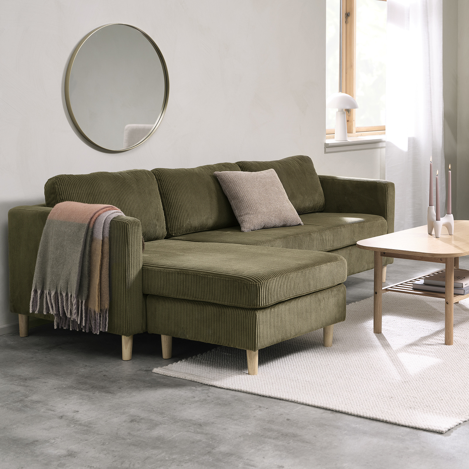 Canapé FALSLEV avec méridienne coloris vert olive Canapé avec méridienne vert olive