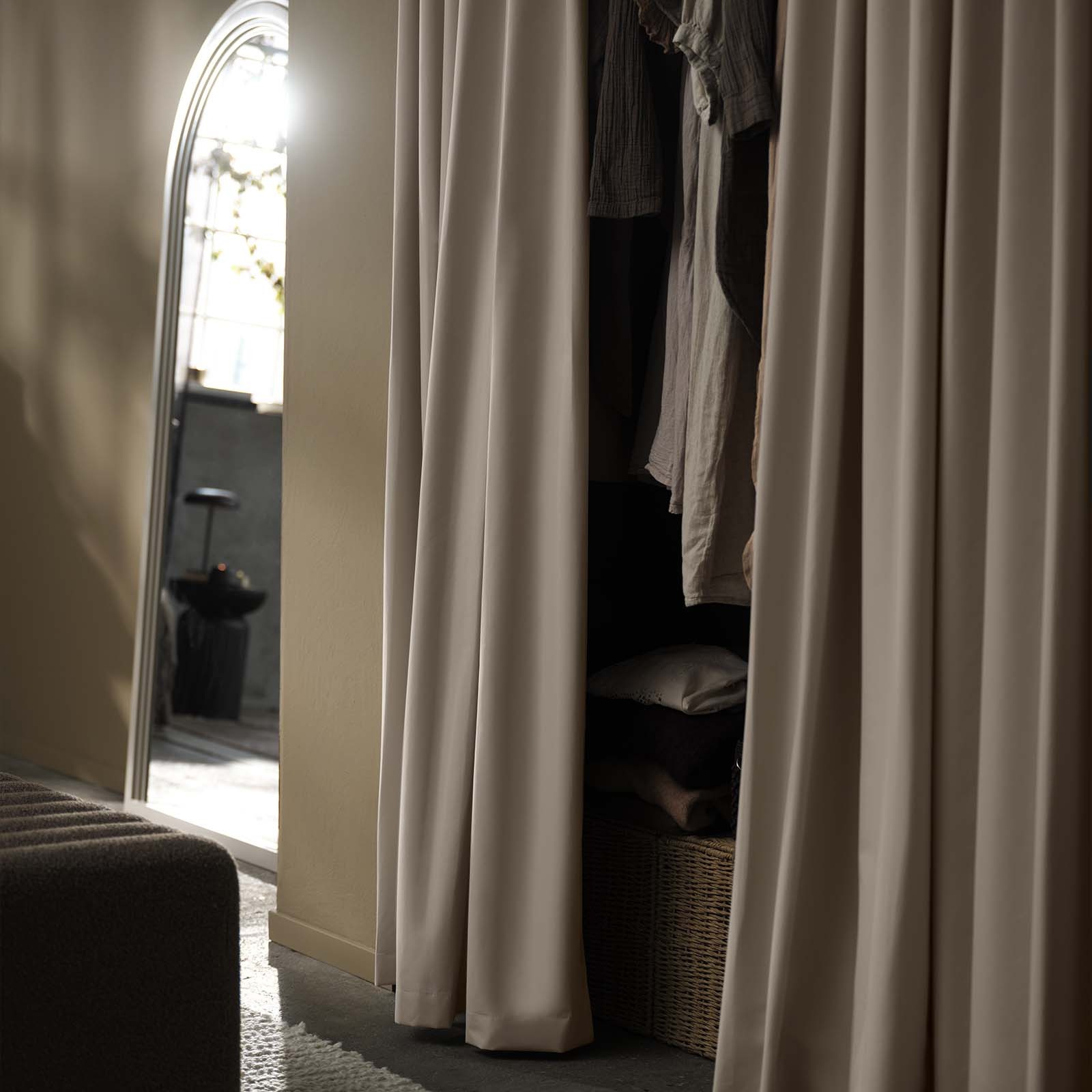 STADSHOLMEN Verdunkelungsvorhang in beige Beiger Verdunkelungsvorhang als dekorative Fronten für einen Kleiderschrank im Schlafzimmer