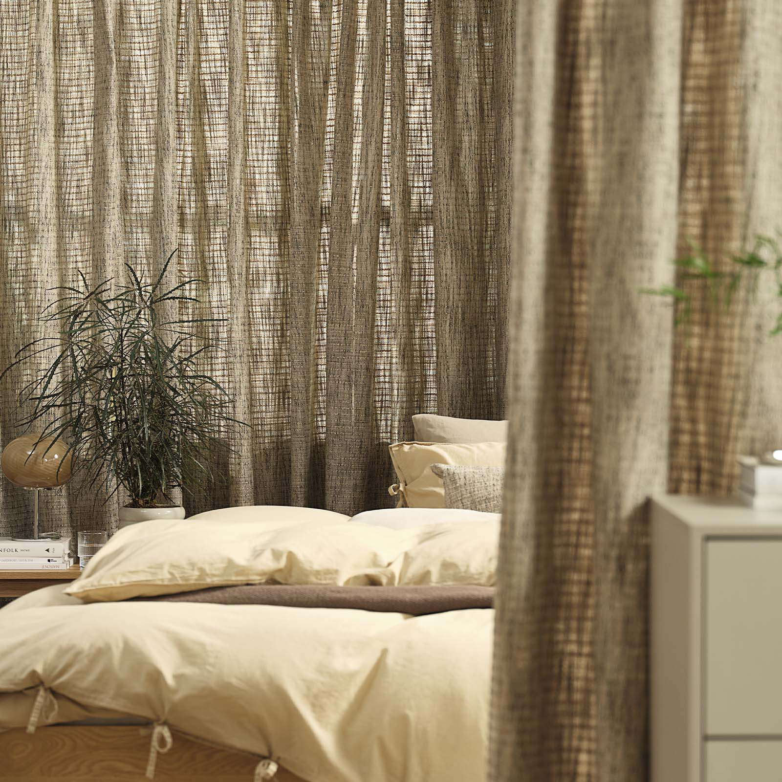 HAREILANDET sandgrüner Vorhang Fenster mit einem schweren sandgrünen Vorhang im Schlafzimmer
