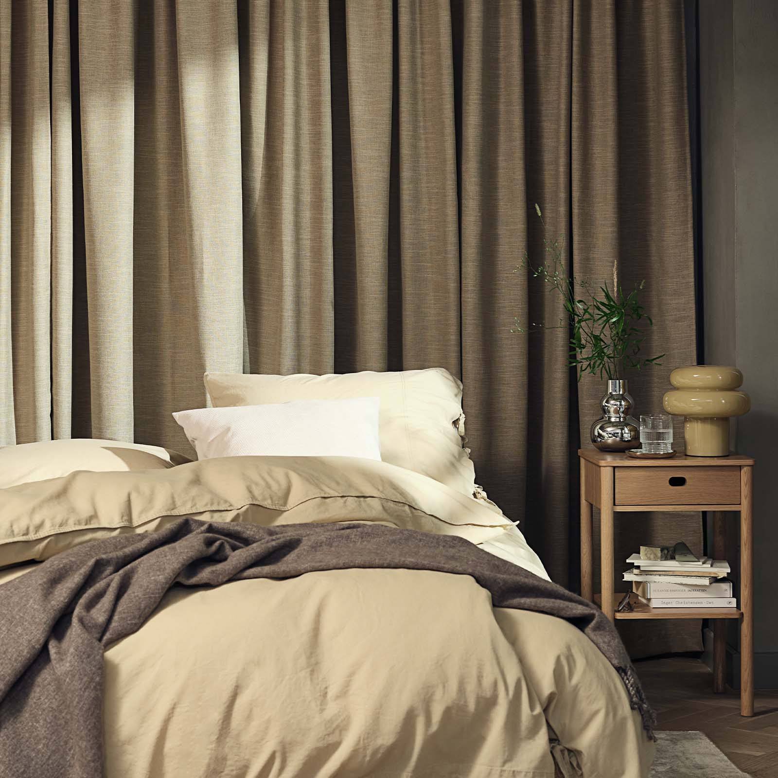 ASKROVA Vorhang in hellem Khaki Schlafzimmer mit schweren, grossen Vorhängen in einem Khakiton