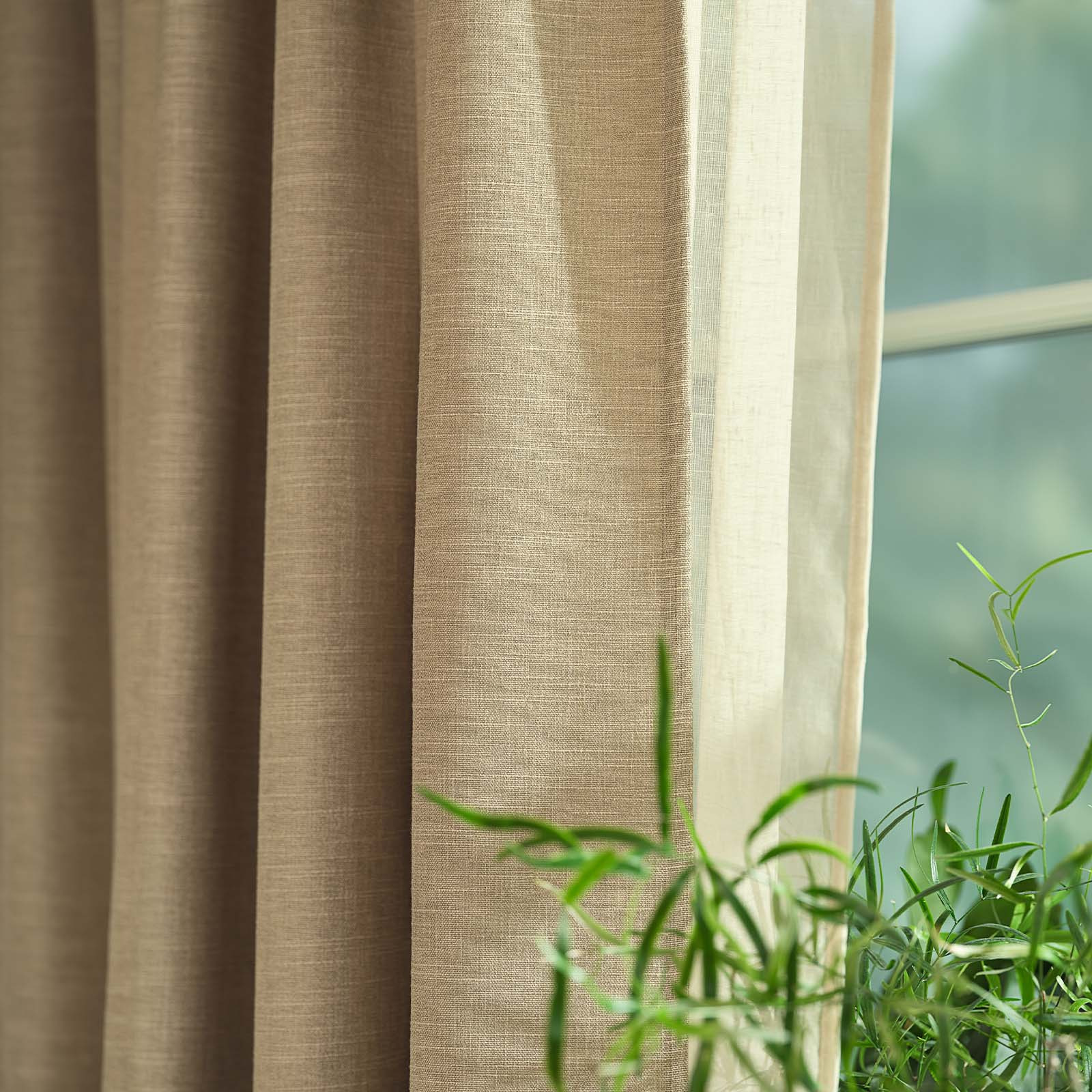 ASKROVA Vorhang in hellem Khaki Nahaufnahme eines schweren Vorhangs in Khaki- und Sandtönen vor einem Fenster