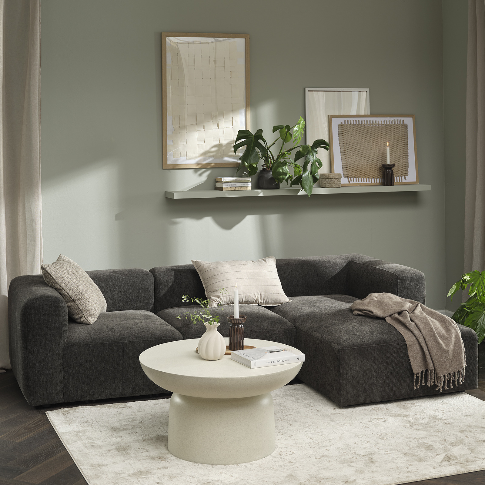 Canapé modulable SKEJBY coloris brun Canapé modulable et table basse dans un salon