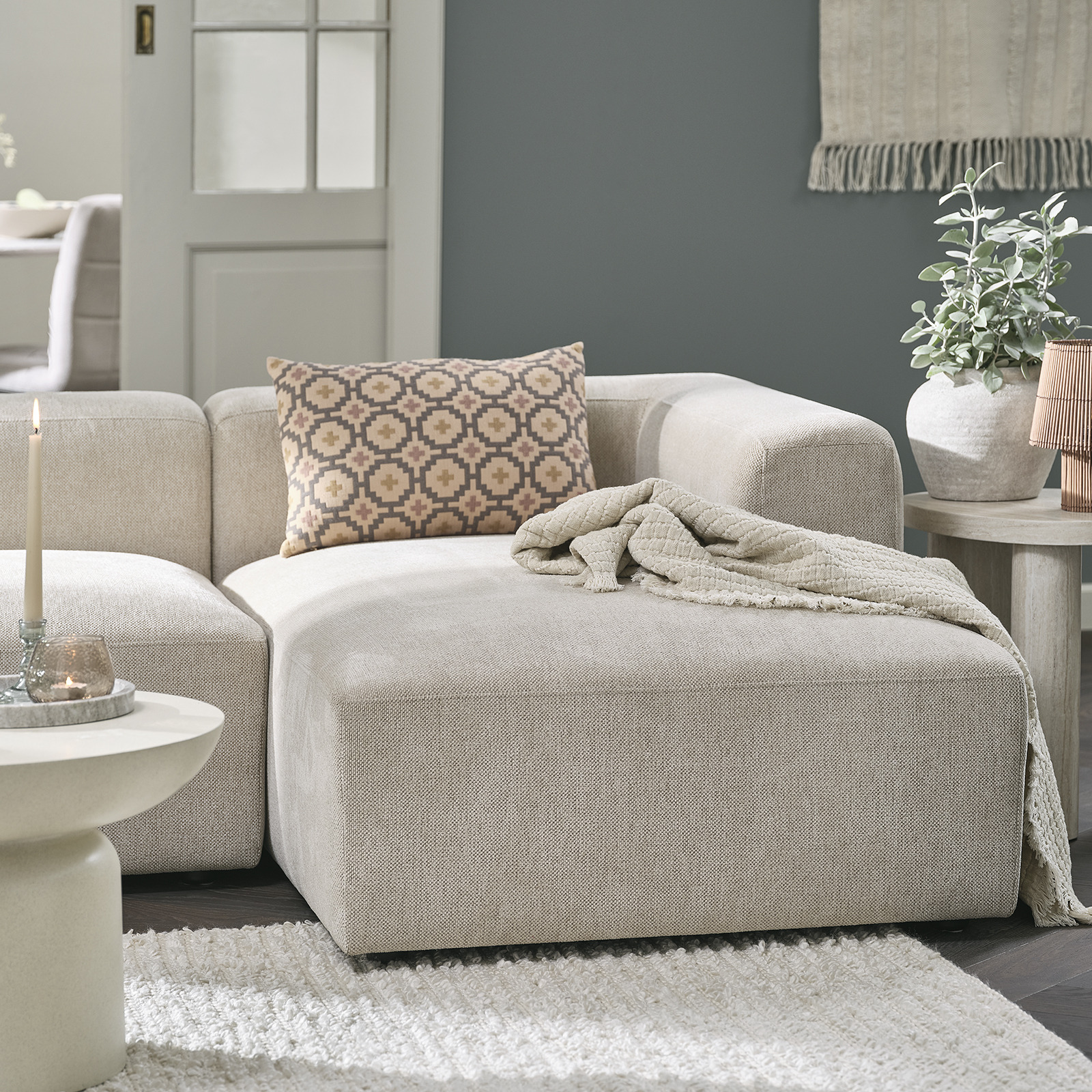 Canapé modulable SKEJBY coloris beige Canapé avec une petite méridienne dans un salon