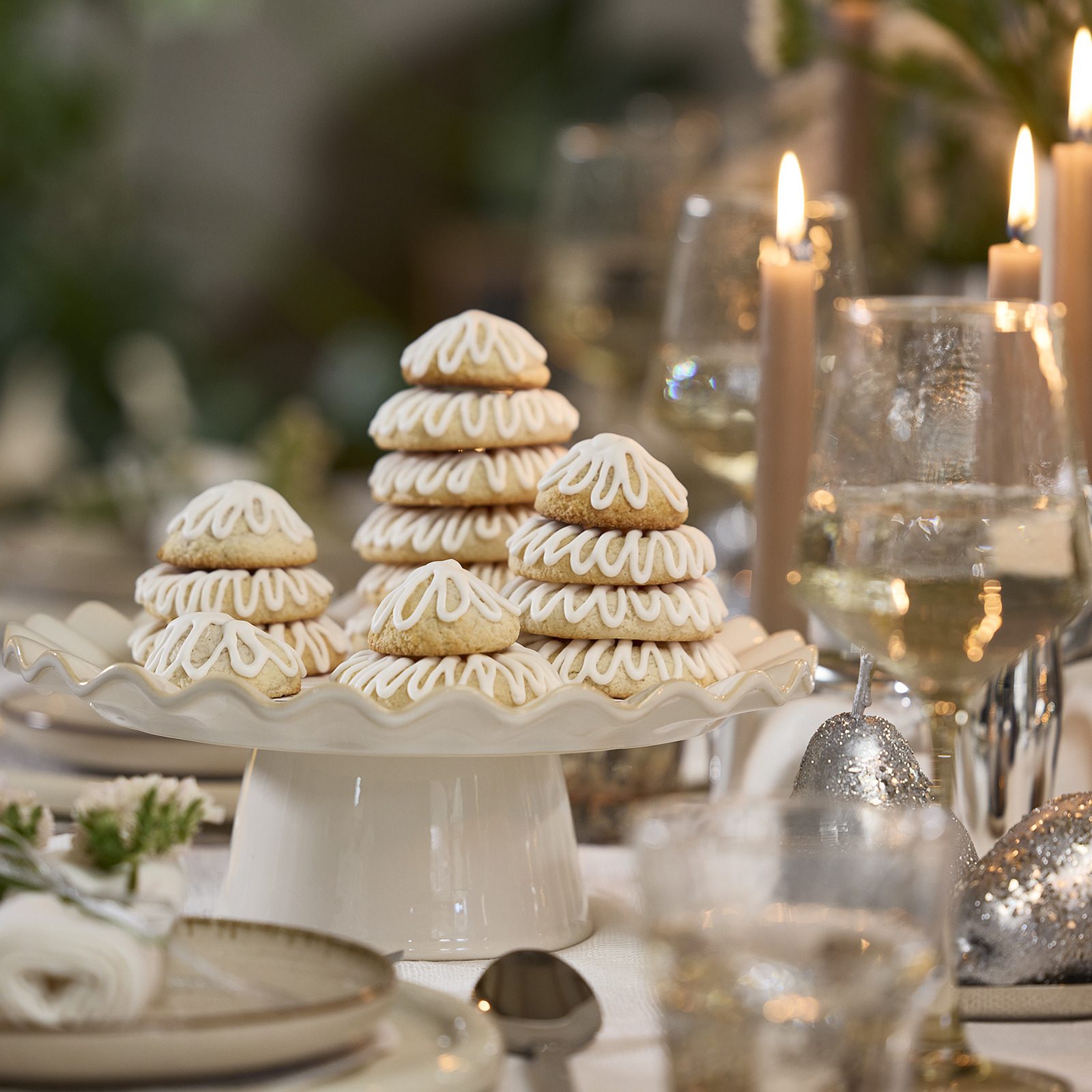 Alzata per torta SUNE Tavola apparecchiata a festa con anelli di marzapane a forma di alberi di Natale