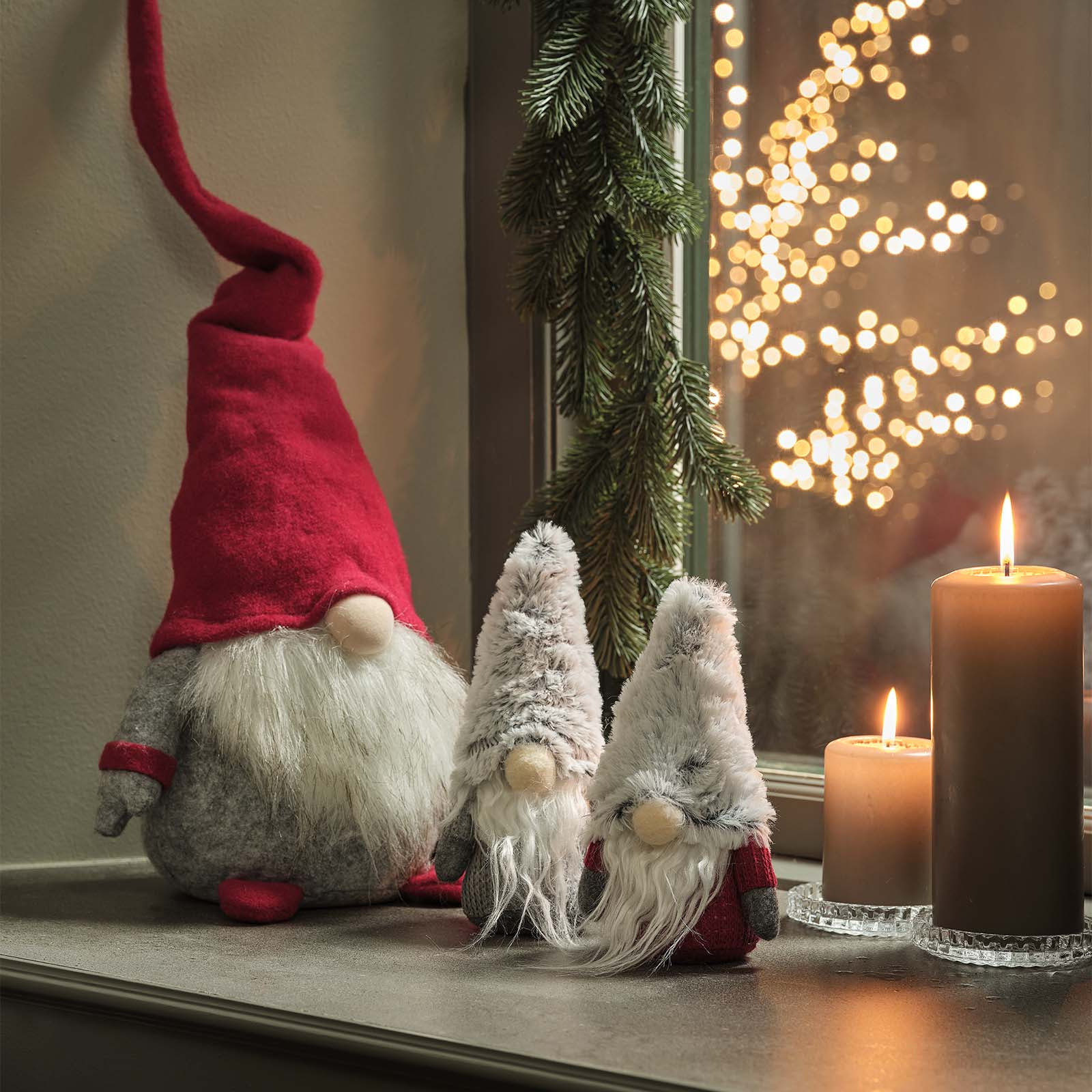 Lutins de Noël avec nez en bouton, barbes blanches et chapeaux rouge et gris