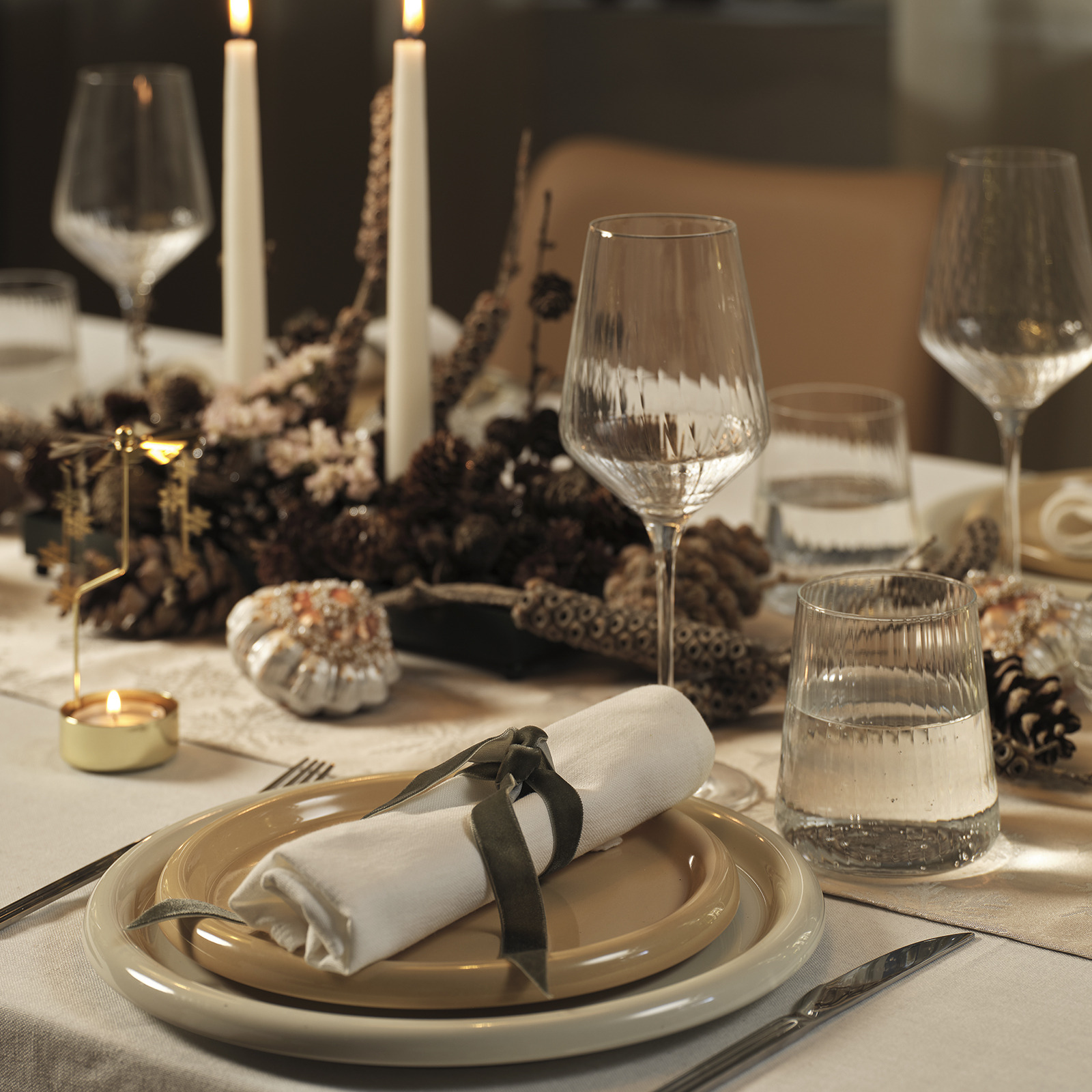 Table à manger recouverte d'un chemin de table de Noël aux motifs de flocons de neige