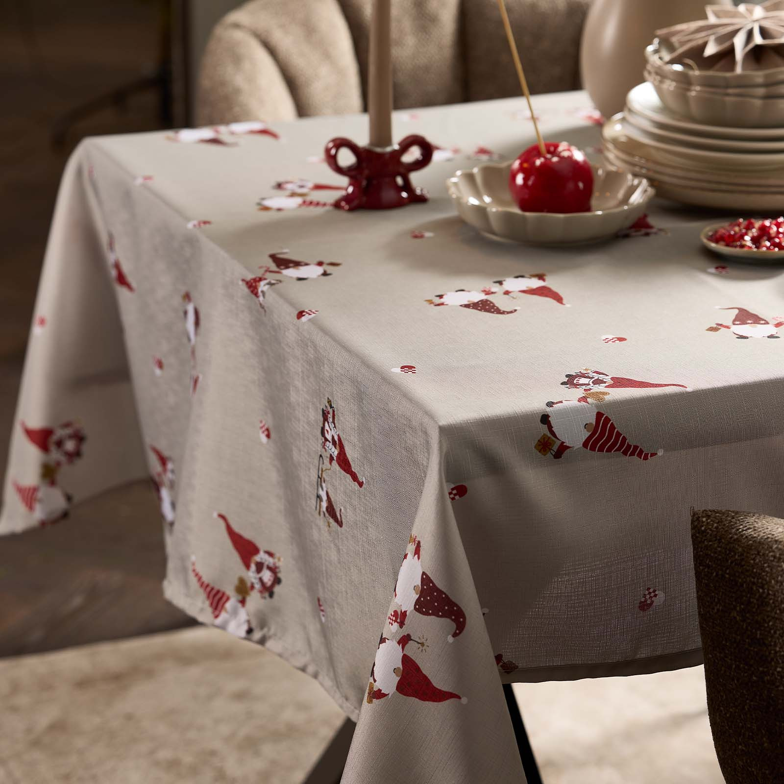 Nappe de Noêl coloris sable avec des motifs de lutins de Noël et cœurs de Noël tressés