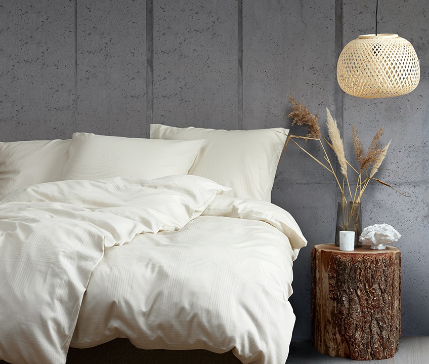 Elegante camera da letto dal tranquillo look nordico e letto realizzato con biancheria color sabbia