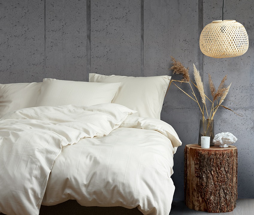 CILJE Bettwäsche Sand, Nachttisch und Hängelampe SIGVARD im Schlafzimmer CILJE Bettwäsche Sand, Nachttisch und Hängelampe SIGVARD
