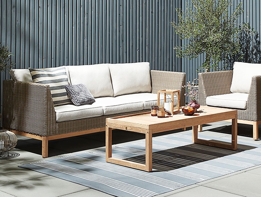 Garten-Lounge-Set mit einem Lounge-Tisch aus recyceltem Teakholz