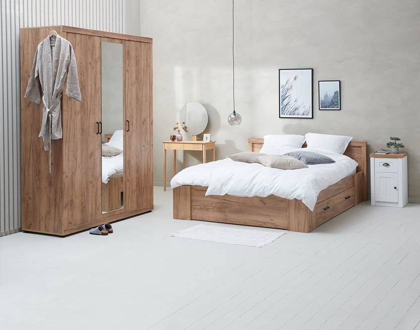 Schlafzimmer mit Kleiderschrank, Bett, Nachttisch und Schminktisch