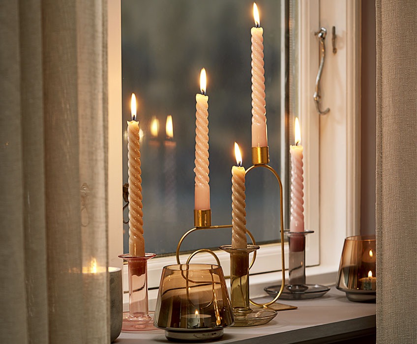 Dekorativer Kerzenständer mit verzierten Kerzen