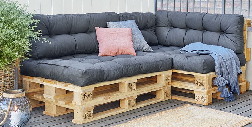 Palettensofa mit Palettenkissen auf einer Terrasse