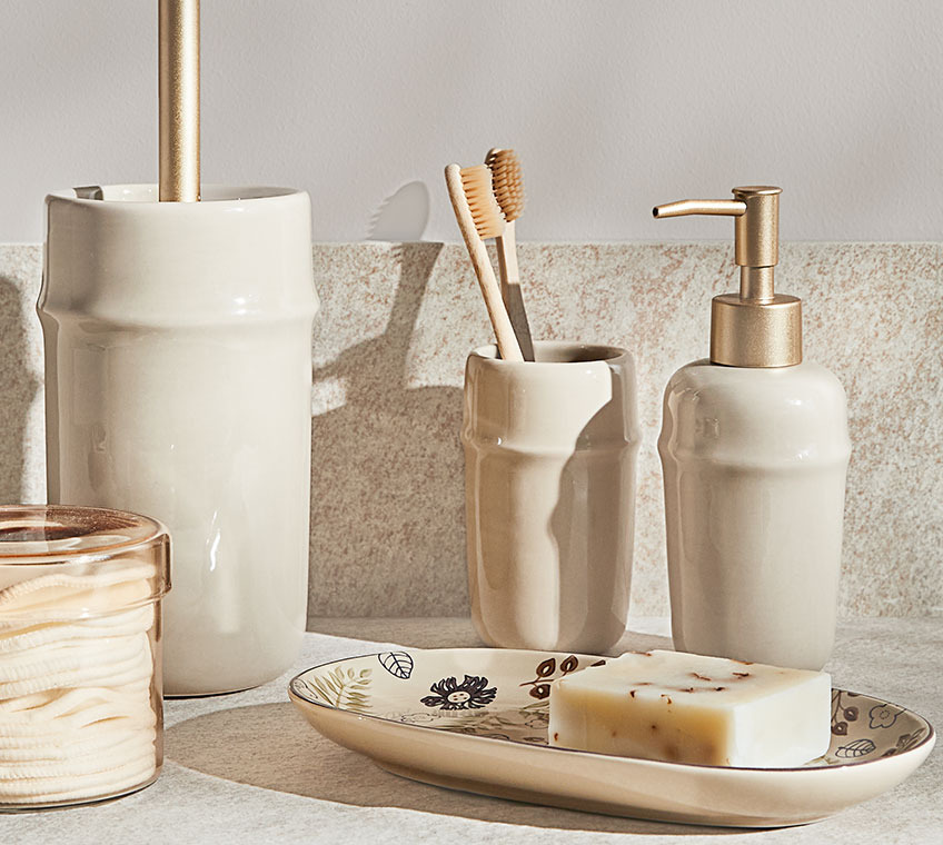 Aufbewahrungsglas GRUMS und Badezimmer-Set BOLIDEN mit Zahnbürstenhalter, Seifenspender und Toilettenbürste Aufbewahrungsbehälter aus Glas und Badaccessoires aus beigem Keramik