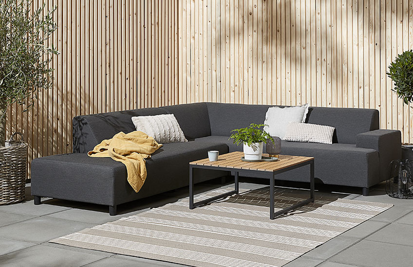 Lounge-Set bestehend aus Loungetisch GAMST und Loungesofa UHRE Grosses Loungesofa mit Loungetisch aus Holz für den Aussenbereich