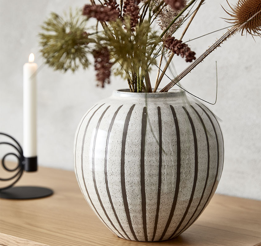 Vase SOFUS Runde, weisse Vase mit braunen Längsstreifen