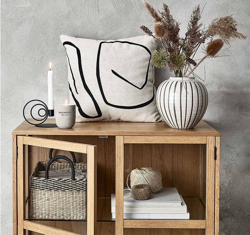 Vase SOFUS, Kerzenständer KEVIN, Kerze BOSSE und Zierkissen HVITVEIS Steppdecke, Zierkissen und Vase in den Farben Weiss, Beige und Grau